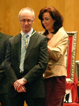 Antonio Jiménez (Centro Médico) recibe de manos de la Alcaldesa prieguense la Medalla de Plata de la ciudad. (Foto: R. Cobo)
