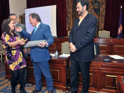 Gutiérrez entregando uno de los diplomas a una alumna del taller. (Foto: Cedida)