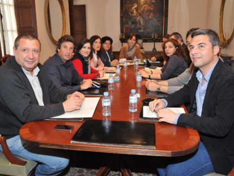 Integrantes de la comisión en la reunión celebrada hoy lunes. (Foto: Cedida)