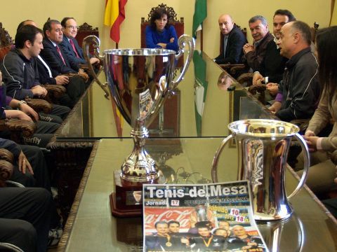 Los trofeos conseguidos por el CajaSur Priego presidieron el acto. (Foto: Cedida)