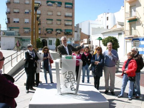 El candidato socialista rodeado de otros integrantes de la lista y cargos del PSOE local y provincial. (Foto. R. Cobo)