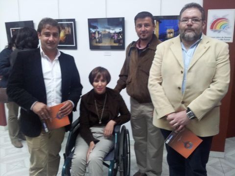Asistentes a la inauguración de la muestra fotográfica. (Antonio J. Sobrados)