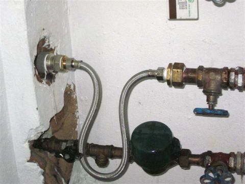 Detalle de una instalación fraudulenta, sin contador. (Foto: Cedida)