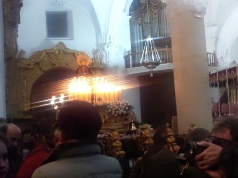 Interior de la Asunción en la madrugada del Viernes Santo. (Foto: Priego Digital)