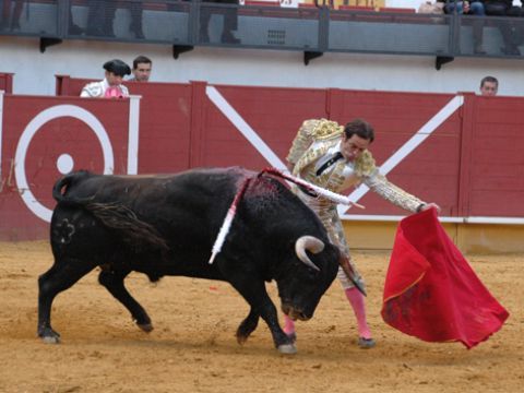Natural de Paco Aguilera al primero de su lote. (Foto: Álvaro González)