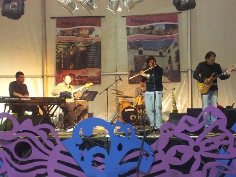 Café Vintage durante su concierto de este viernes en la Caseta del Paseíllo. (Foto: A.J.S.)
