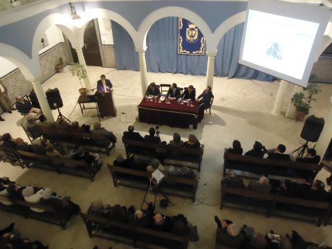 Un momento de la presentación de la obra en el Patio de Cristales del IES "Aguilar y Eslava". (Foto: J. Moreno)