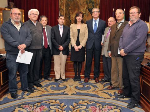 Ceballos junto a representantes de las asociaciones. (Foto: Cedida)