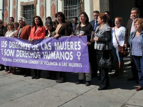 Concentración silenciosa de cinco minutos a las puertas del Palacio de la Merced. (Foto: Cedida)