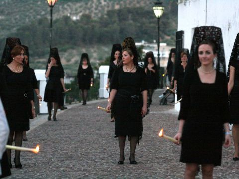 Grupo de mantillas que acompañaron a la imagen titular. (Antonio J.Sobrados)