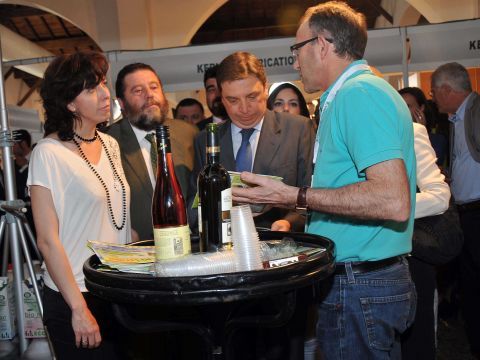 Ceballos, Sánchez y Planas visitando un stand. (Foto: Cedida)