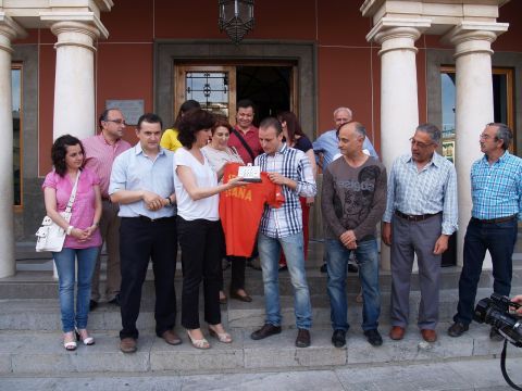 Representantes de la Corporación municipal prieguense junto a Carlos Machado. (Foto: Cedida)