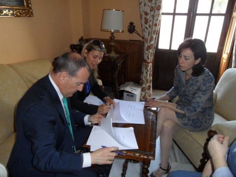 Instante de la firma del préstamo. (Foto: Cedida)