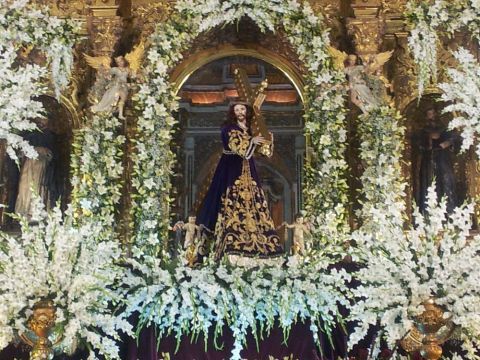 La imagen de Jesús Nazareno en el retablo de luces y flores. (Foto: Antonio J. Sobrados)