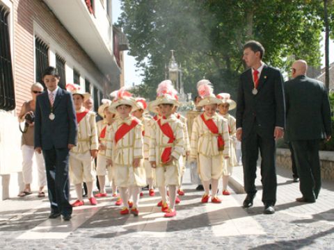 Grupo de seises de la cofradía de la Soledad, esta mañana durante la procesión. (Foto: R. Cobo)