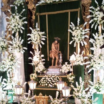 La imagen de Ntro. Padre Jesús en la Columna en su artístico retablo de luces y flores. (Foto: Antonio J. Sobrados)