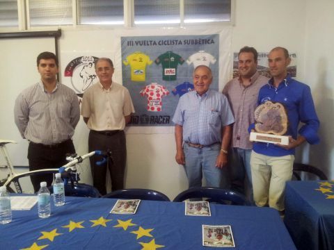 Autoridades, organizadores y patrocinadores en la presentación de la carrera. (Foto: Antonio J. Sobrados)