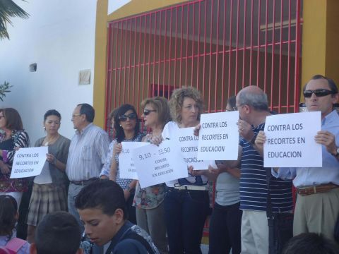 Profesorado protestando contra los recortes. (Foto: J. Moreno)