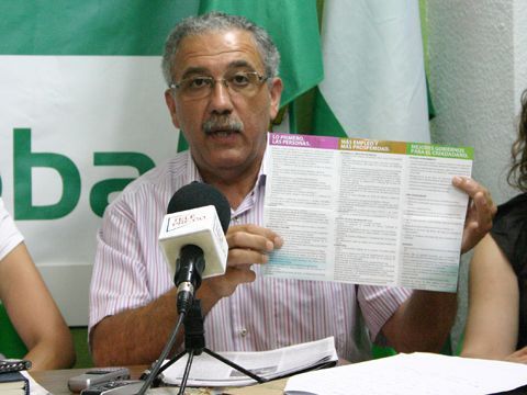 Agustín Espinosa muestra el tríptico en el que se recogen las 50 medidas planteadas por el PP para los cien primeros días de legisltrua. (Foto: R. cobo)