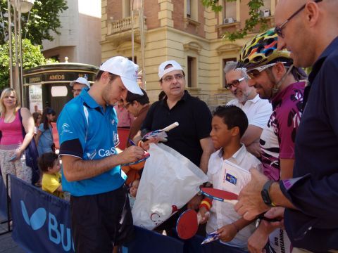 Carlos Machado firma autógrafos a aficionados al tenis de mesa. (Foto: Cedida)
