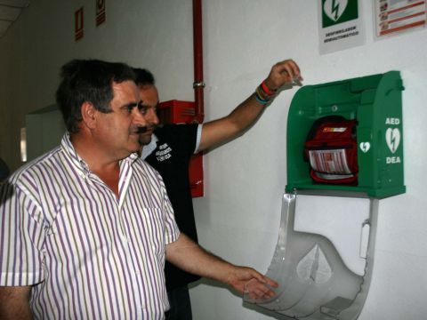Corrales  junto a uno de los desfibriladores. (Foto: Cedida)