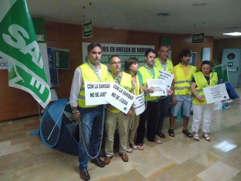 Miembros del Satse que han secundado la acción de protesta. (Foto: J. Moreno)