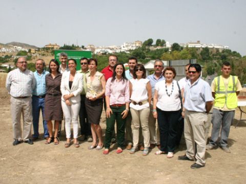 Foto de familias de las autoridades y miembros de la Corporación que asistieron al acto. (Foto: R. Cobo)