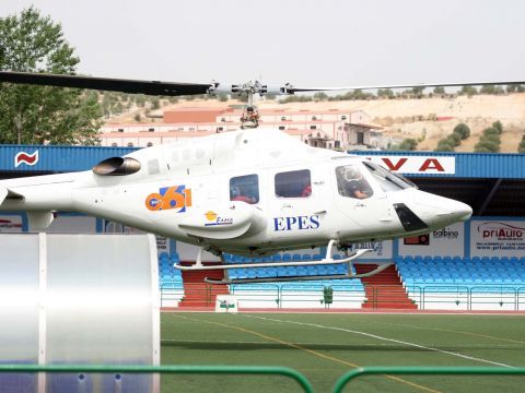 Traslado de uno de los heridos en helicóptero. (Foto: Antonio J. Sobrados)