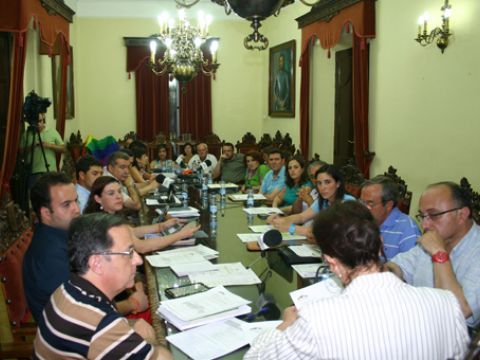 Panorámica del Salón de Plenos ayer jueves en el inicio de la sesión ordinaria correspondiente al mes de junio. (Foto: R. Cobo)