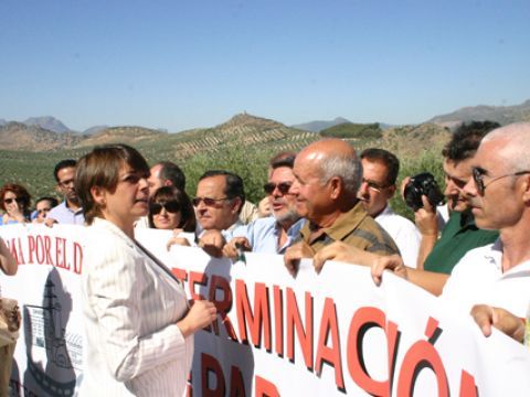 La Consejera con los integrantes de la plataforma. (Foto: R. Cobo)