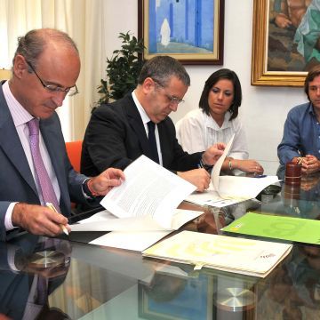 Instante de la firma del convenio. (Foto: Cedida)