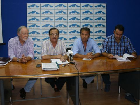 Un momento de la rueda de prensa ofrecida este mediodía tras la firma del contrato. (Foto: R. Cobo)