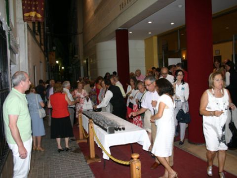 A la salida de la representación, los asistentes pudieron degustar unos aperitivos. (Foto: R. Cobo)