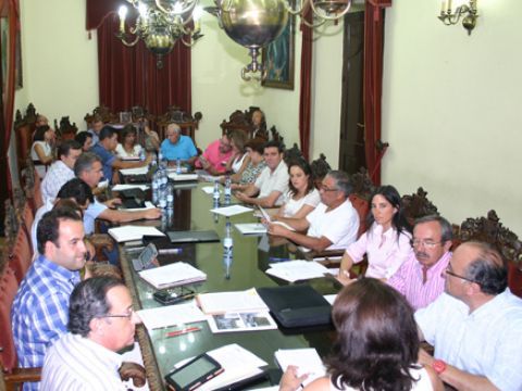 Panorámica del Salón de Plenos en los prolegómenos de la sesión de ayer jueves. (Foto. R. Cobo)
