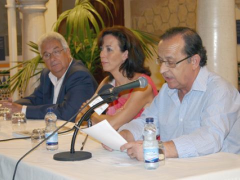 Ángel Mendieta, María Luisa Ceballos y Miguel Forcada durante la presentación de "Caminando por mi Córdoba taurina". (Foto: R. Cobo)