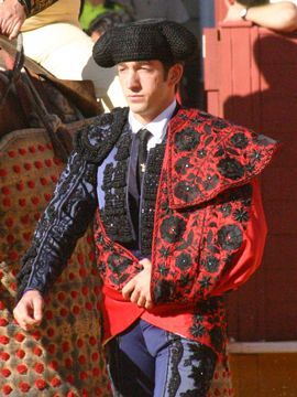 Curro Jiménez, en el momento de iniciar el primer paseíllo que realiza en Priego como subalterno. (Foto: R. Cobo)