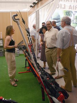 Visitantes en uno de los stands de la muestra centrado en la pequeña maquinaria. (Foto: R. Cobo)
