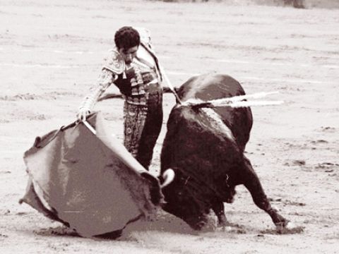 Pase redondo de Fernando Serrano. (Foto: Ladis)