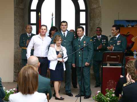 Rosario Granados, una de las homenajeadas, junto a sus hijos. (Foto: R. Cobo)