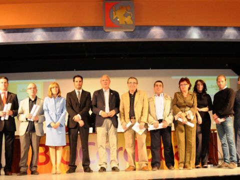 Autoridades junto a varios de los premiados en esta edición. (Foto: Cedida)