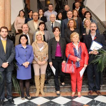 Representantes provinciales y de los colectivos beneficiados tras la firma de los convenios. (Foto: Cedida)