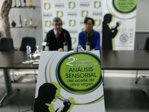 Serrano y Ceballos durante la presentación del congeso con el cartel anunciador en primer término. (Foto: R. Cobo)