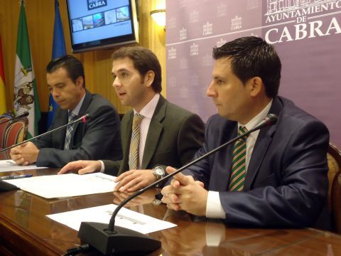 Gil, Priego y Expósito en el salón capitular del consistorio. (Foto: J. Moreno)