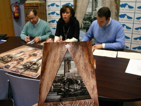 En primer plano cartel anunciador de las presentes fiestas navideñas. (Foto: R. Cobo)