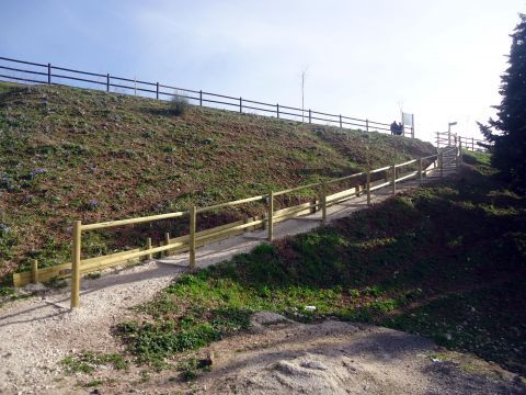Acceso para senderistas en el puente de San Marcos. (Foto: J. Moreno)