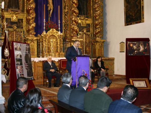 Panorámica del acto durante la intervención de Manuel Montres. (Foto: R. Cobo)
