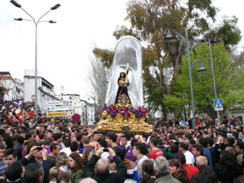 Ntro. Padre Jesús Nazareno se vio obligado a utilizar el sistema que lo protege de la lluvia en varias partes del itinerario. (Foto: R. Cobo)