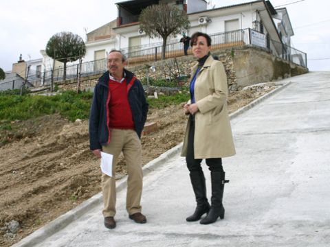 Barrientos y Ceballos esta mañana durante su visita a la calle Covadonga. (Foto: R. Cobo)
