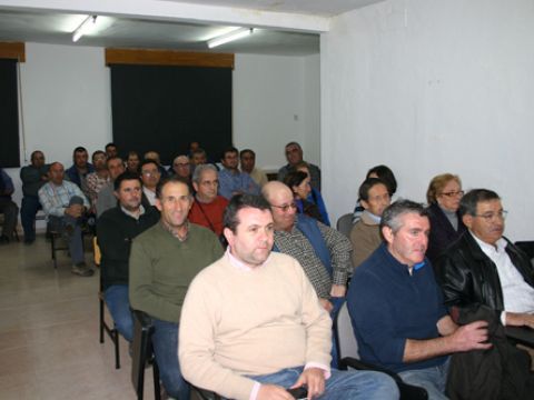 Asistentes al acto celebrado ayer en la sede de UPA en Priego. (Foto: R. Cobo)