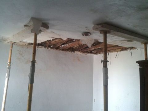 Techo apuntalado de la vivienda afectada. (Foto: R. Cobo)